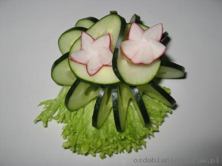 Dekoracje z warzyw i owoców - spirala-z-ogorka-gotowa-dekoracja.jpg